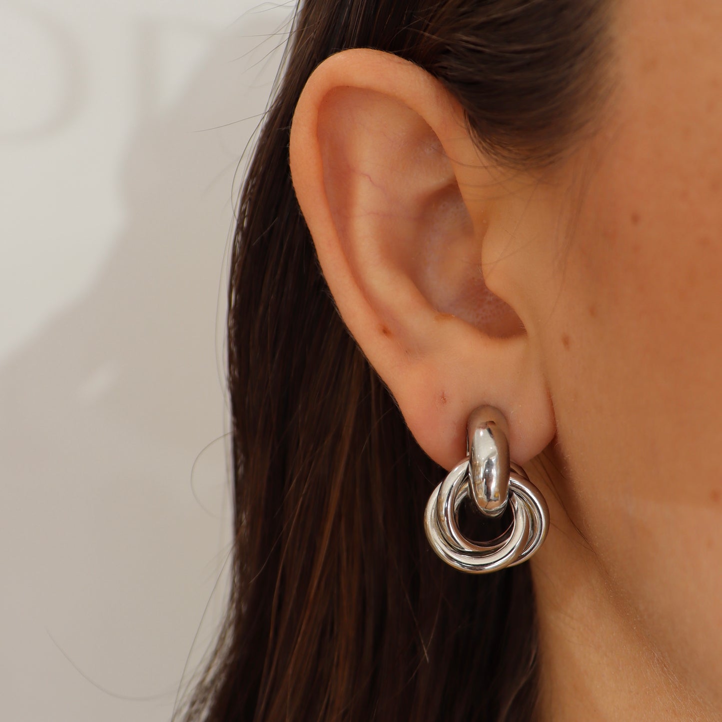 ARETES NUDO PEQUEÑO PLATEADO