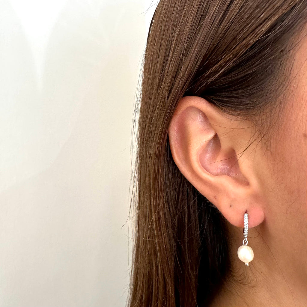 ARRACADAS DORADAS PERLA CON BRILLO