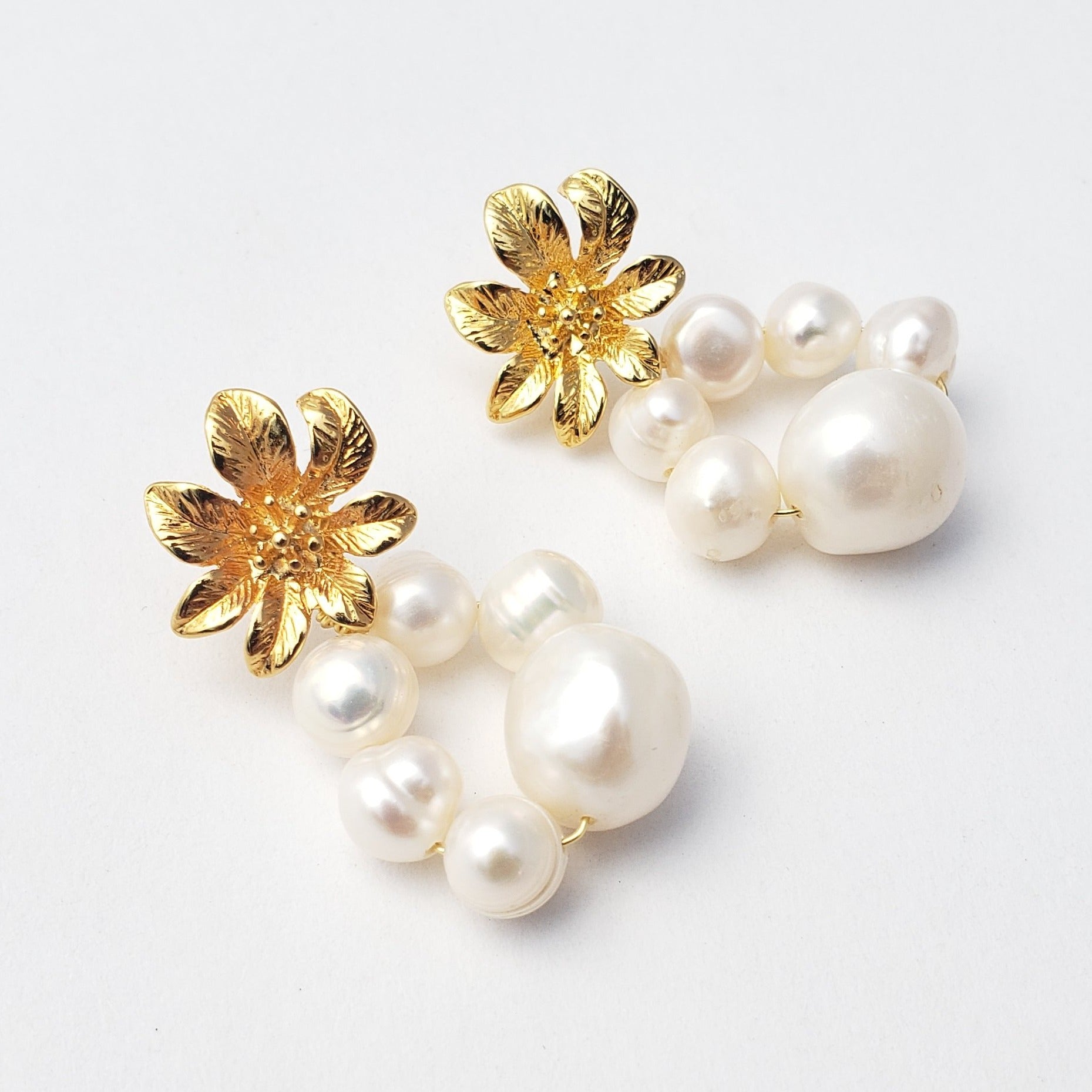 ARETES WHITE BLOOM